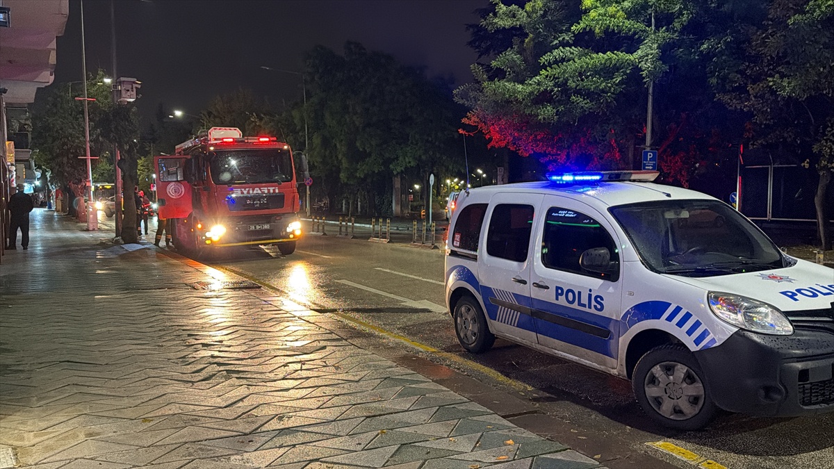 Eskişehir\'de ocakta unutulan yemek yangın çıkardı, uyuyakalan ev sahibi kurtarıldı