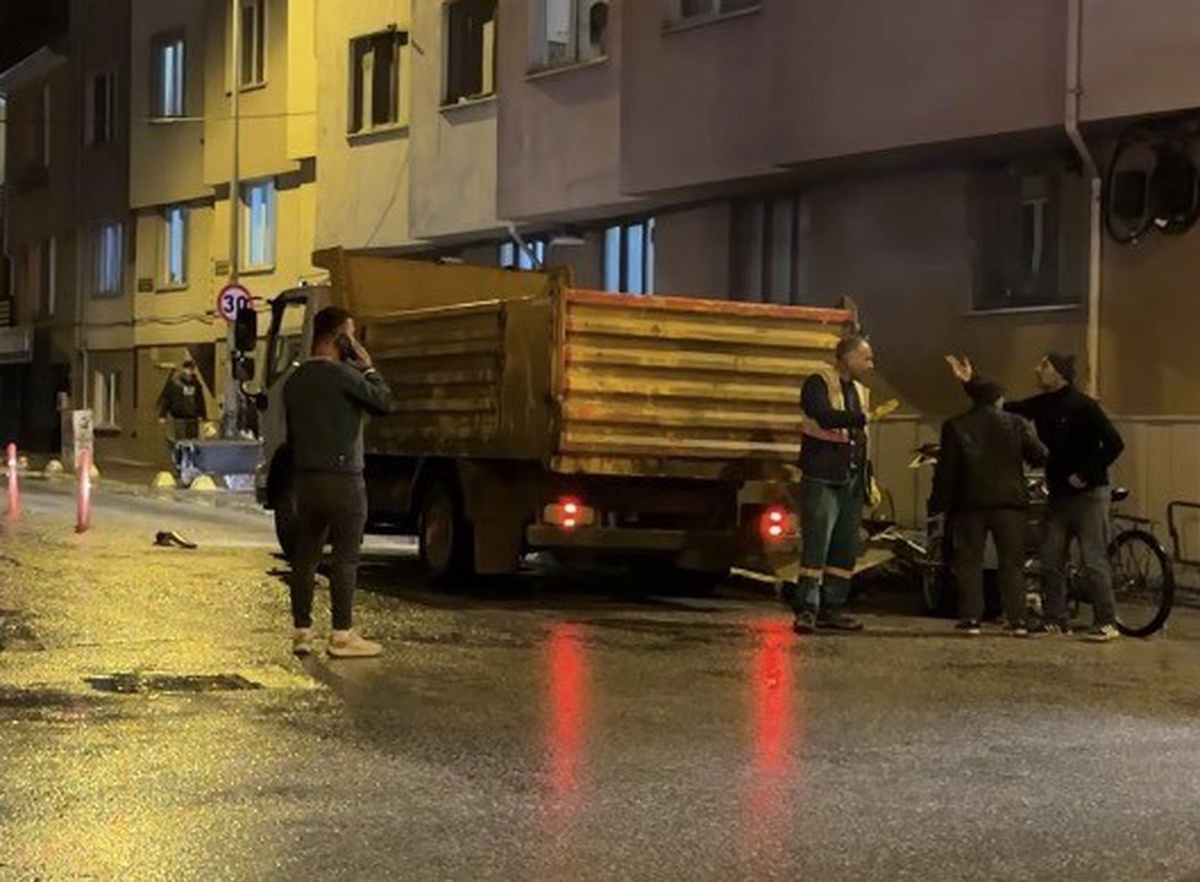 Eskişehir Tepebaşı\'nda atık mobilya tartışması polis müdahalesiyle bitti.