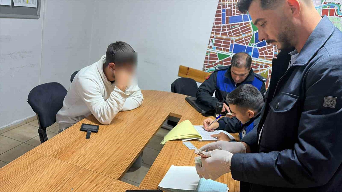 Eskişehir tramvayında kızı hasta diyerek para toplayan şahsa zabıta ceza kesti