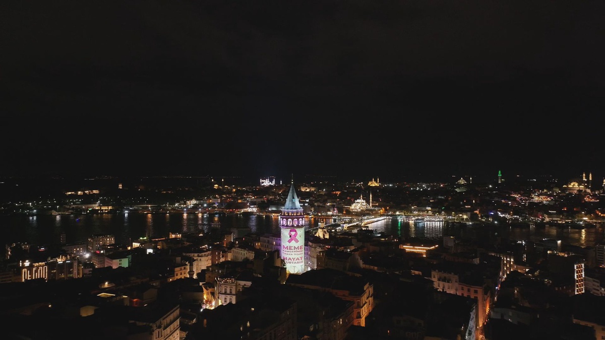 Galata Kulesi, meme kanserinde erken teşhis farkındalığı için pembe ışıklandırıldı