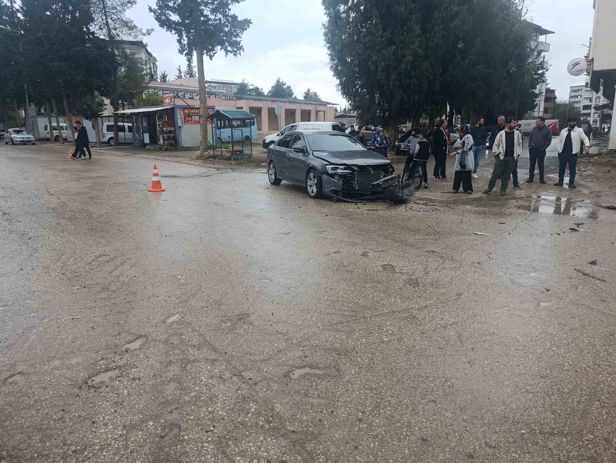 Gaziantep İslahiye\'de iki otomobil kavşakta çarpıştı, yaralanan olmadı