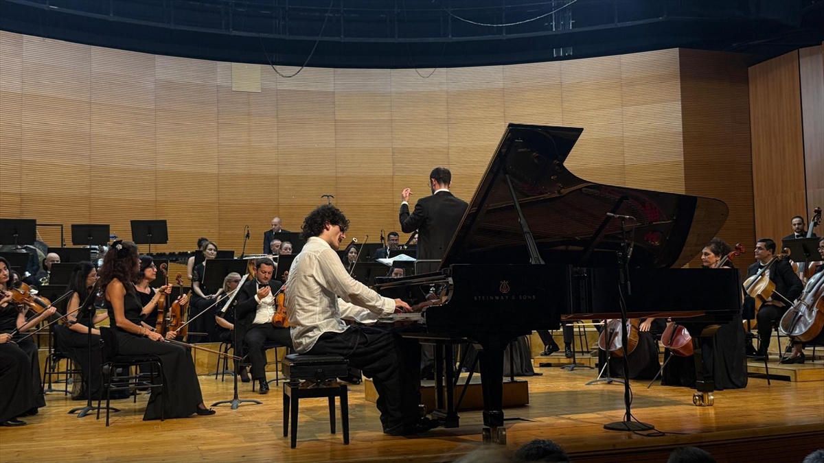 BBDSO, Hikmet Şimşek\'i anma konserinde Gigashvili\'yi Bursa\'da ağırladı