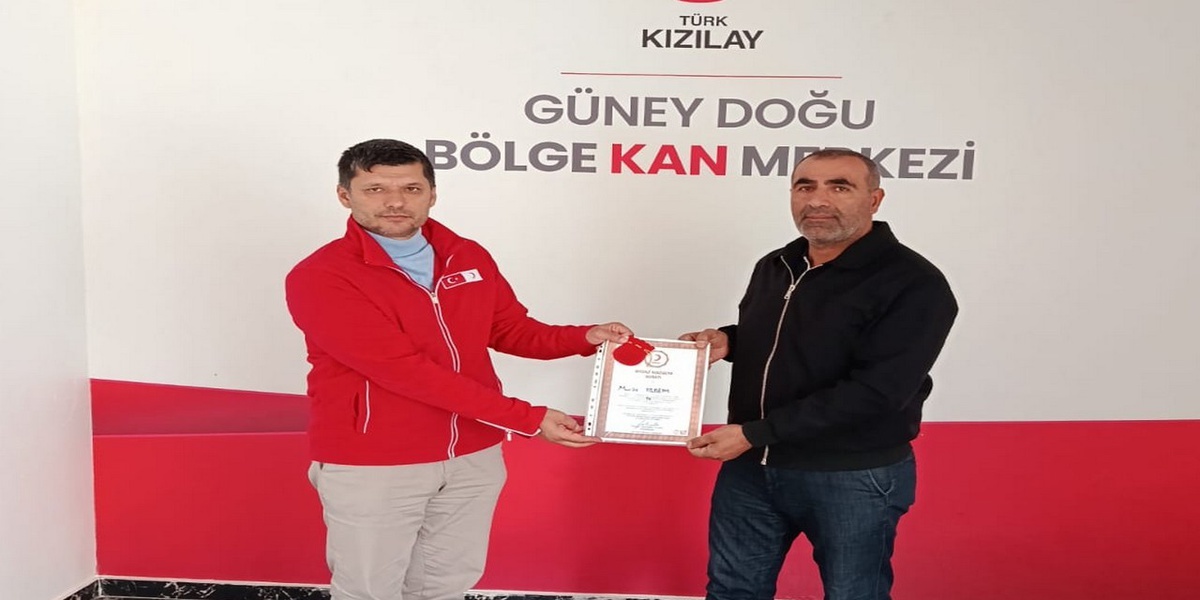 Hakkari\'de 11 kez kan bağışlayan Murat İrdem, Kızılay\'dan bronz madalya beratı aldı