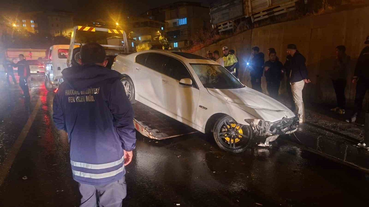 Hakkari\'de yağışta kontrolden çıkan otomobil tabelaya çarptı: 1 yaralı