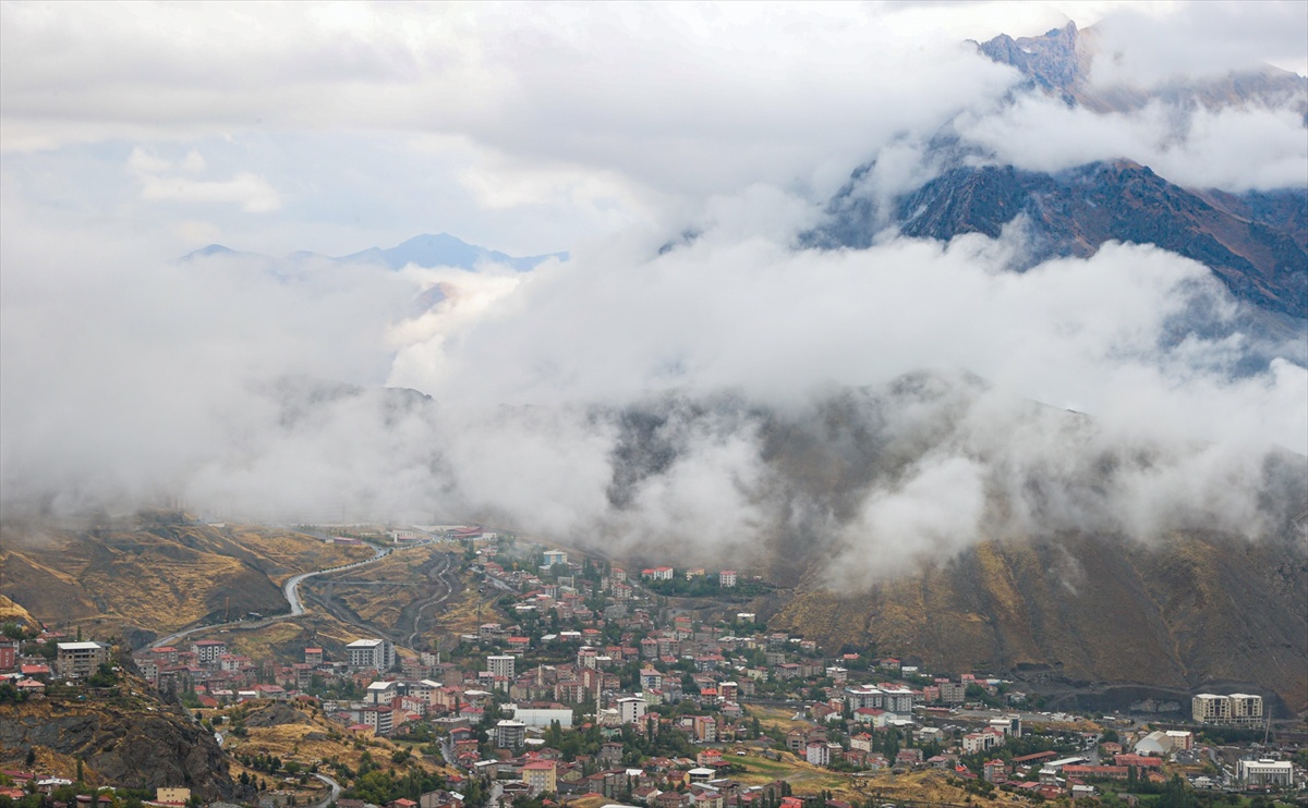 Hakkari\'de sağanak sonrası sis bulutlarını fotoğraf tutkunları görüntüledi