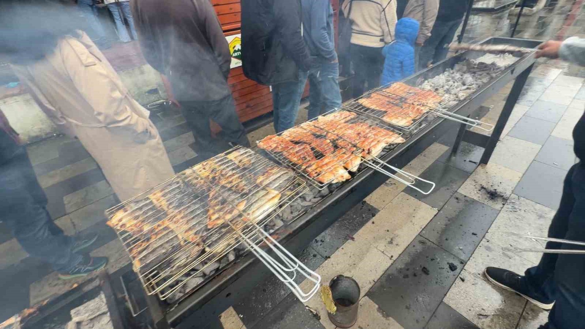 Hopa\'da Dünya Gıda Günü\'nde bin 500 kişiye balık ekmek ikram edildi