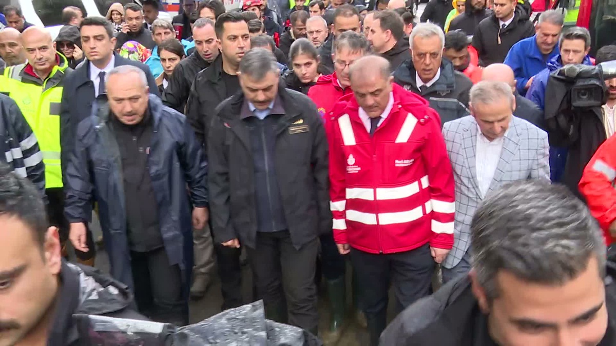 İBB Başkanvekili Aslan, Ayazağa\'da selzedelere \'sizi yalnız bırakmayız\' dedi