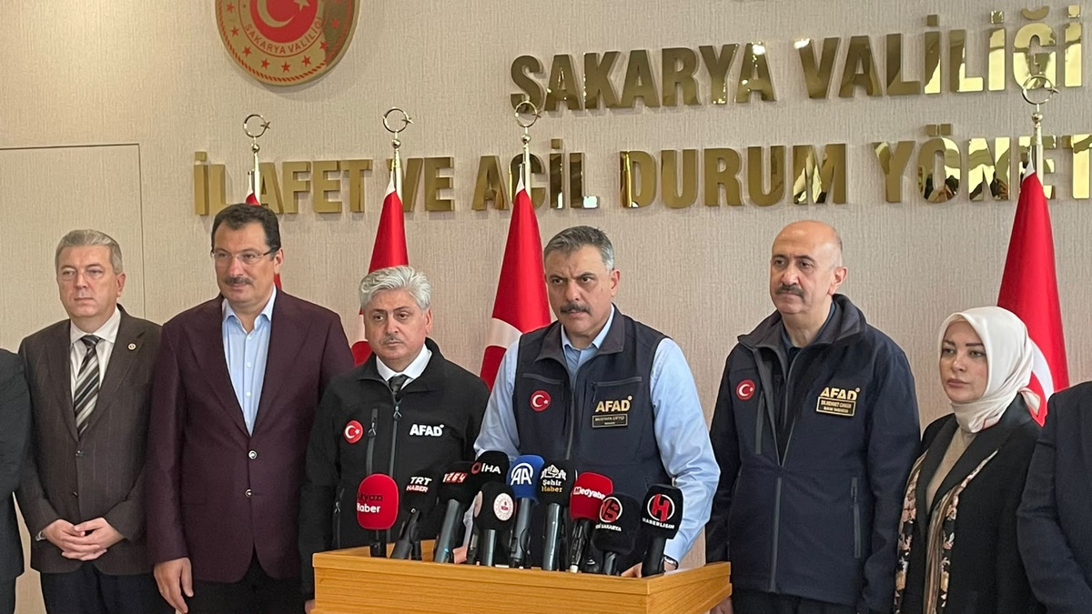 Bakan Çiftçi Sakarya\'daki sel zararını açıkladı: 2 yapı ve 5 köprü yıkıldı, tehlike sürüyor