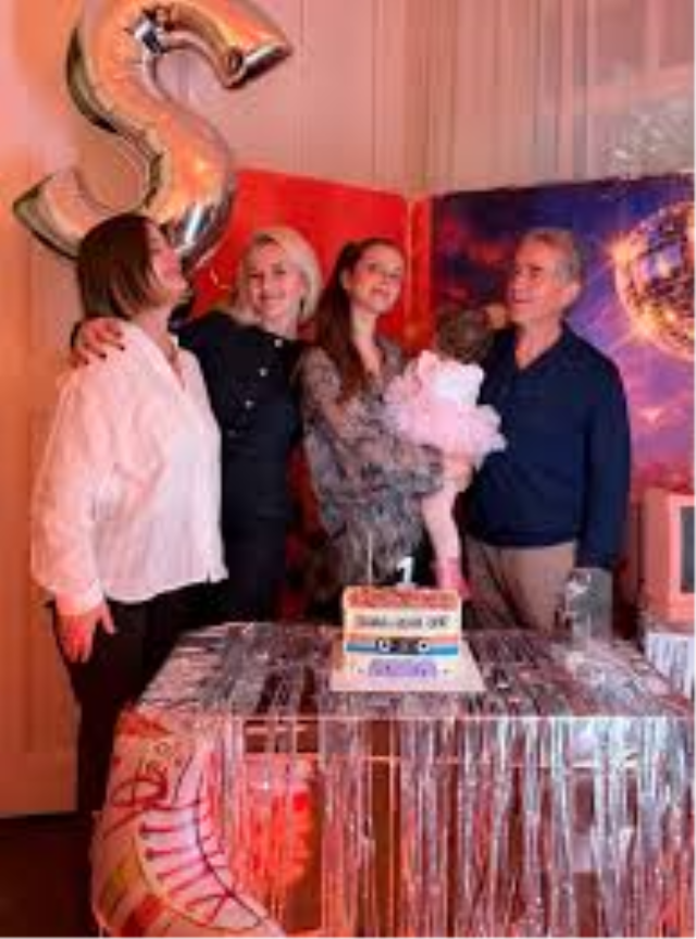 İrem Helvacıoğlu’nun kızı Sora 1 yaşında! 90’lar temalı kutlama