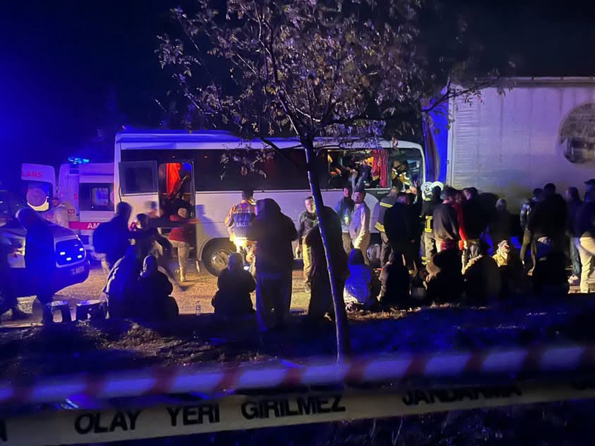 Isparta Keçiborlu\'da tarım işçisi taşıyan midibüs TIR\'a çarptı, 17 kişi yaralandı