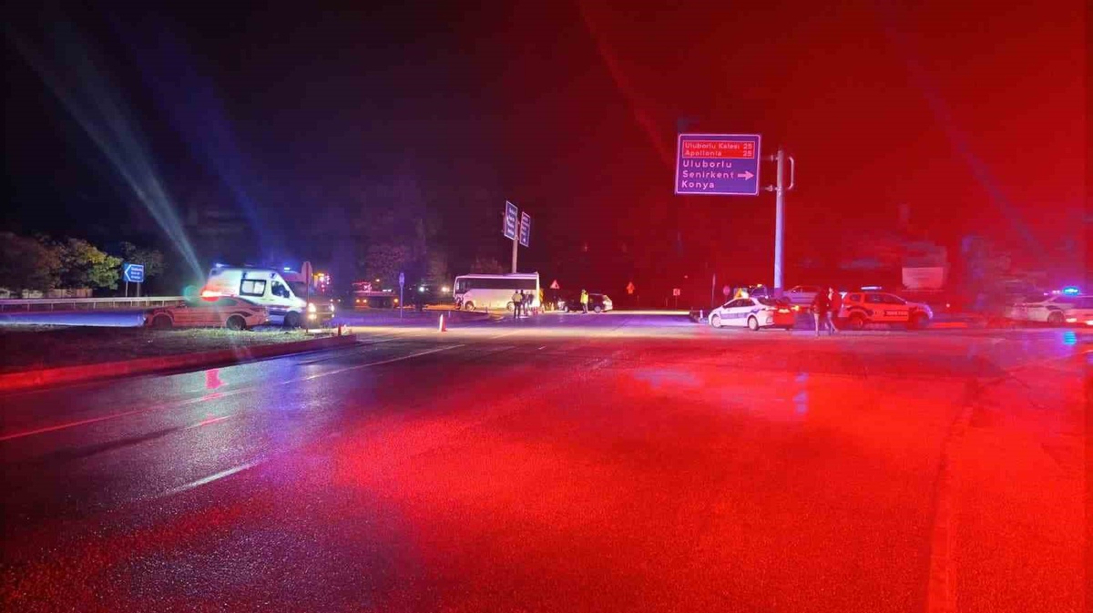 Isparta Keçiborlu\'da midibüs tıra çarptı, 17 yaralı; Vali Erin hayati risk yok dedi