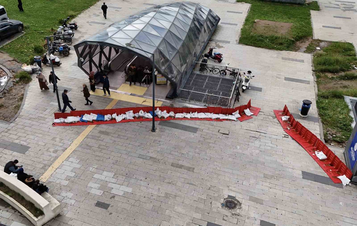 İstanbul Başakşehir\'de Kayaşehir metro girişine çuvallarla barikat kuruldu