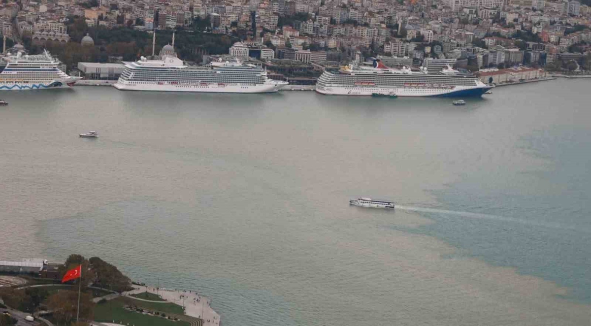 İstanbul\'da selin izleri helikopter kamerasına yansıdı, Haliç kahverengine büründü