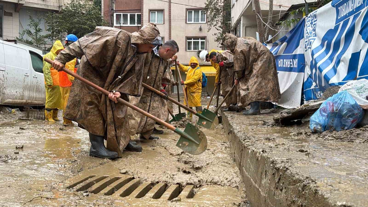 İstanbul Sarıyer Ayazağa\'da sel temizliğine 300 jandarma personeli katıldı
