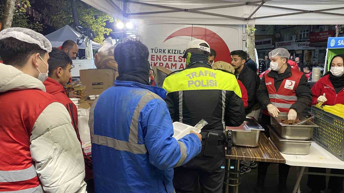 İstanbul Sarıyer\'de sel sonrası Kızılay\'ın afetzedelere yemek dağıtımı sürüyor