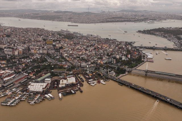 İstanbul'da polis helikopteri, Sarıyer ve Haliç'te sel alanlarını havadan inceledi