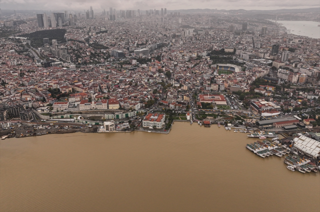 İstanbul'da polis helikopteri, Sarıyer ve Haliç'te sel alanlarını havadan inceledi