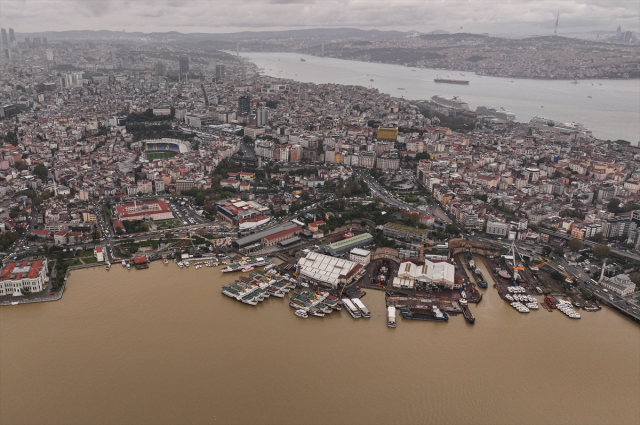 İstanbul'da polis helikopteri, Sarıyer ve Haliç'te sel alanlarını havadan inceledi