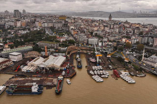 İstanbul'da polis helikopteri, Sarıyer ve Haliç'te sel alanlarını havadan inceledi