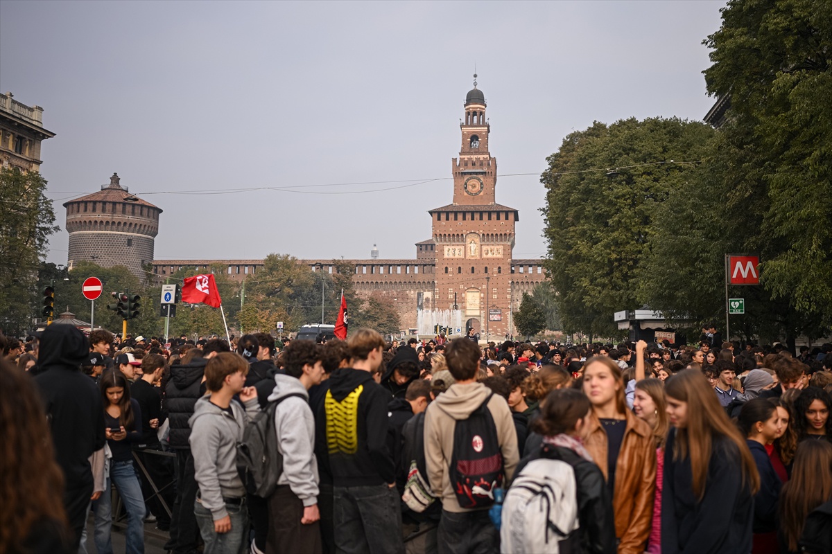 İtalya\'da öğrenciler eğitim politikalarını protesto etti, Roma\'da polise fişek atıldı
