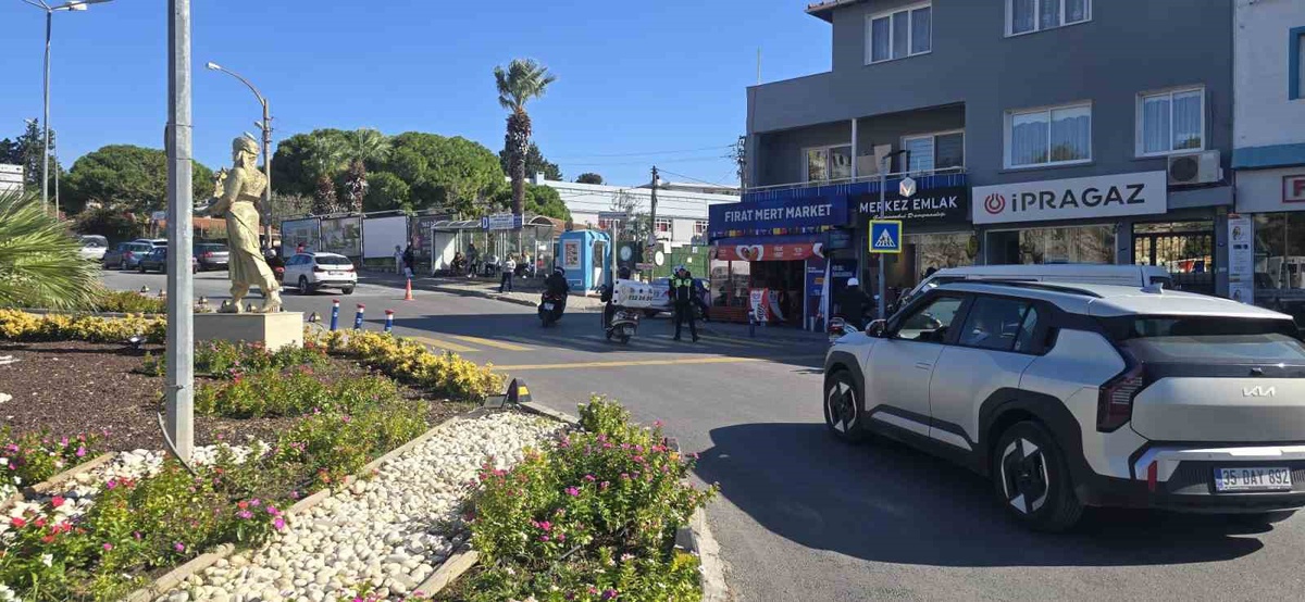 İzmir Çeşme\'de yaya önceliği denetiminde yol vermeyen sürücülere para cezası kesildi.