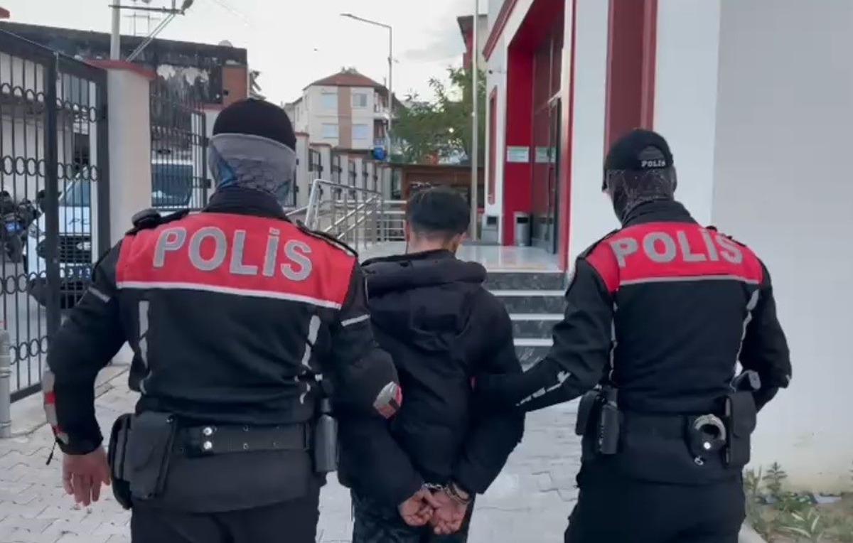 İzmir\'de kesinleşmiş hapis cezası olan 4 firari yakalanıp adli makamlara sevk edildi