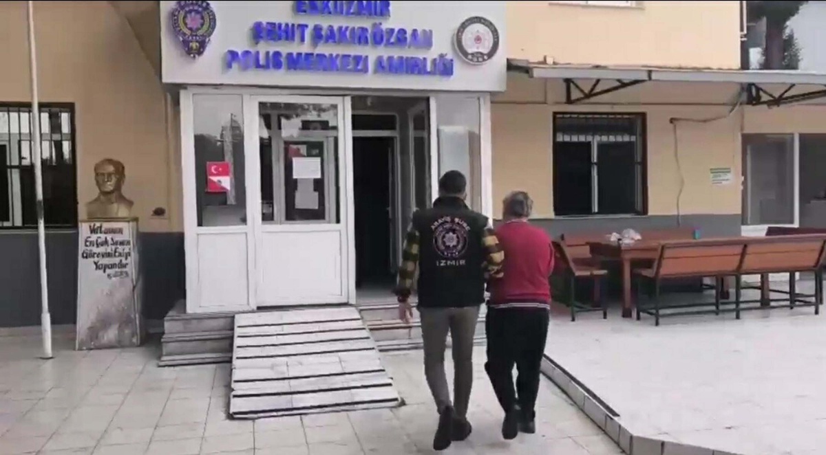 İzmir Emniyet Müdürlüğü 74 adrese operasyon düzenledi, aranan 164 şüpheli yakalandı