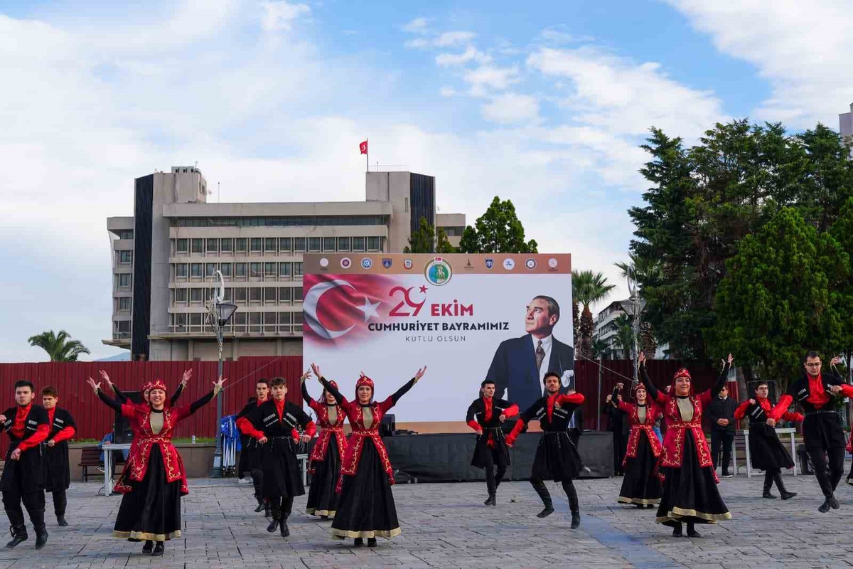 İzmir\'de Türk bayrağı için kurulan tezgaha ilk ilmeği Vali Elban attı