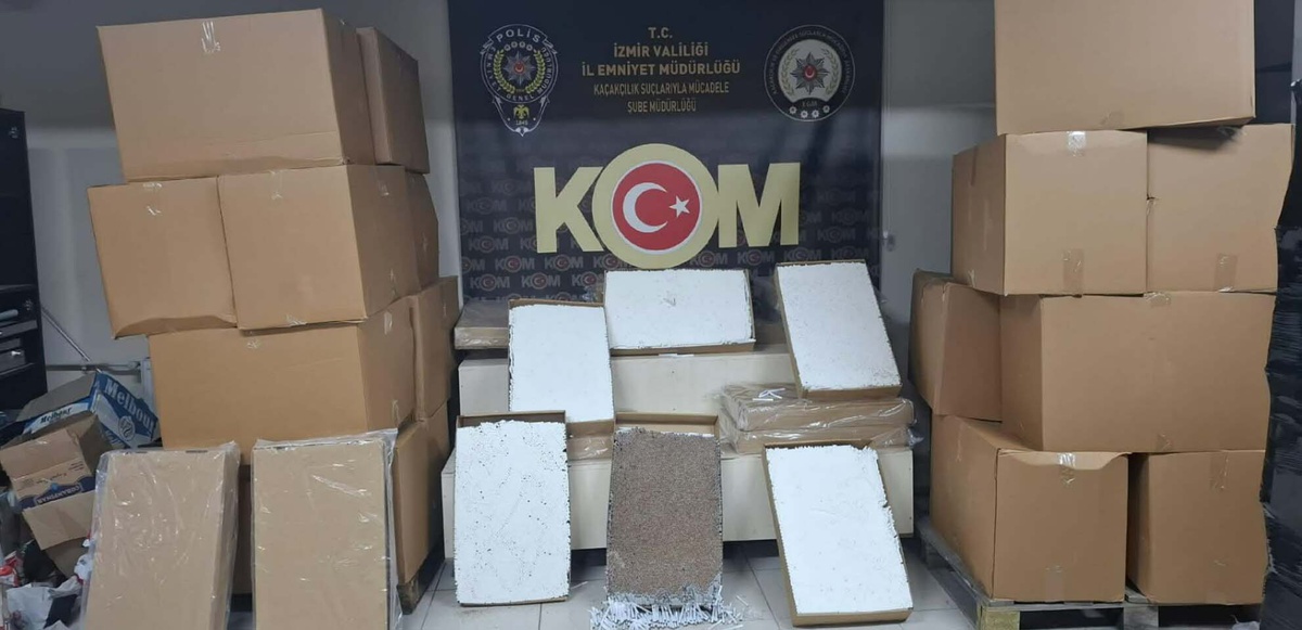 İzmir Gaziemir\'de mobil depo minibüsten 2 milyon 160 bin makaron ele geçirildi