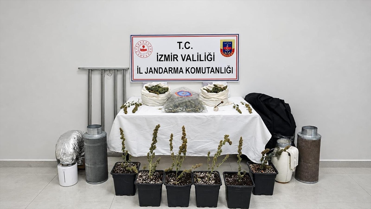 İzmir Karabağlar\'da jandarma, 5 kilo 100 gram skunk ele geçirdi, şüpheli gözaltına alındı