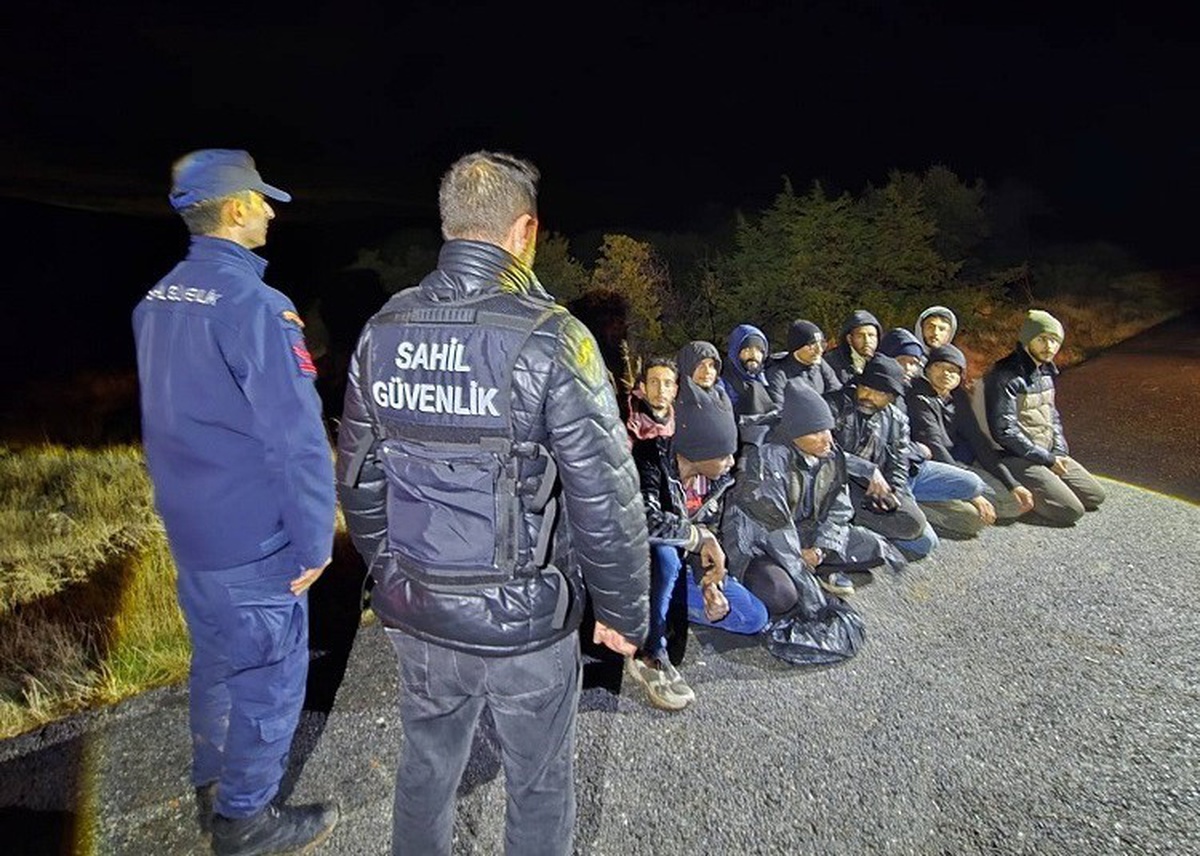 Sahil Güvenlik, İzmir Urla\'da MORAD-9\'un tespit ettiği 50 düzensiz göçmeni yakaladı.
