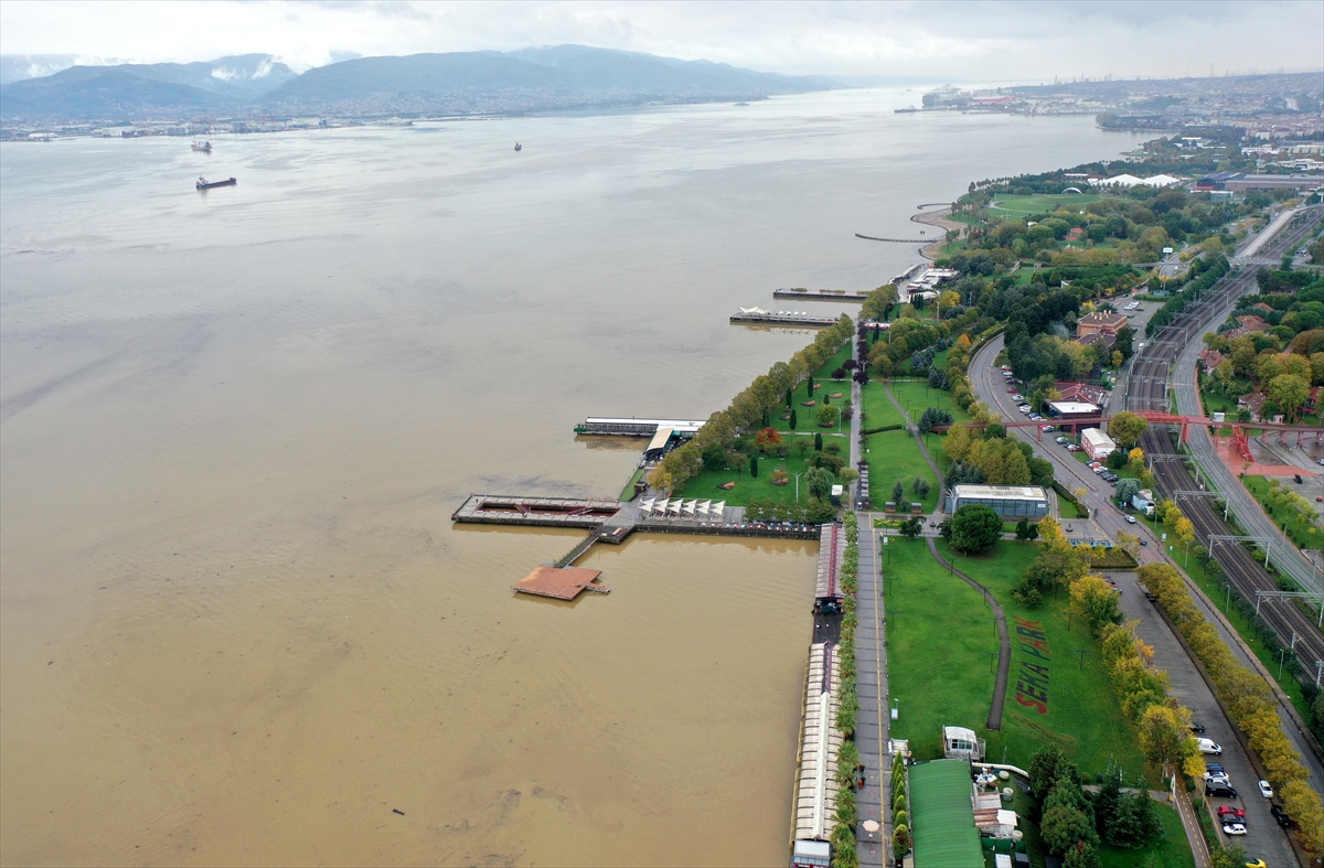 Kocaeli ve Zonguldak\'ta sağanak sonrası deniz bazı kesimlerde kahverengiye döndü