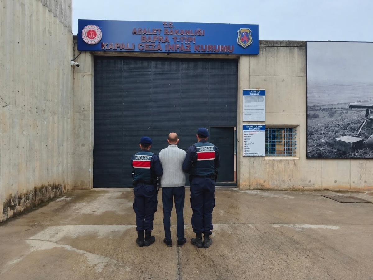Samsun Bafra\'da 15 yıl hapis cezasıyla aranan şahıs JASAT operasyonuyla yakalandı