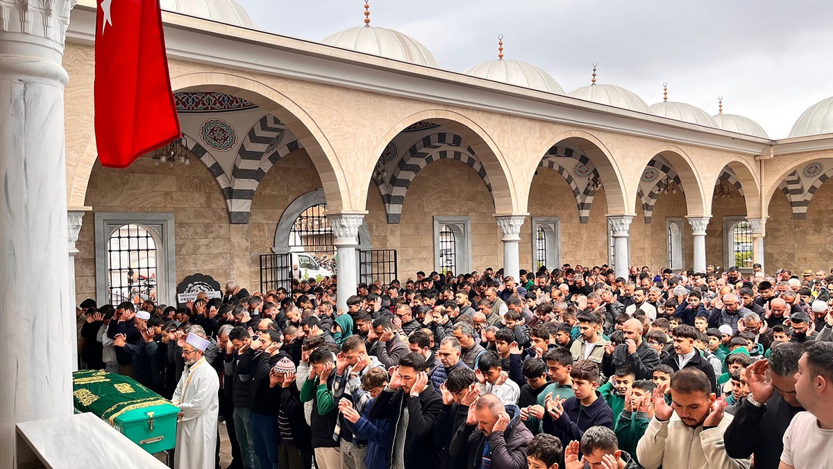 Kula\'da 15 yaşındaki İshak Akça kalp rahatsızlığından hayatını kaybetti