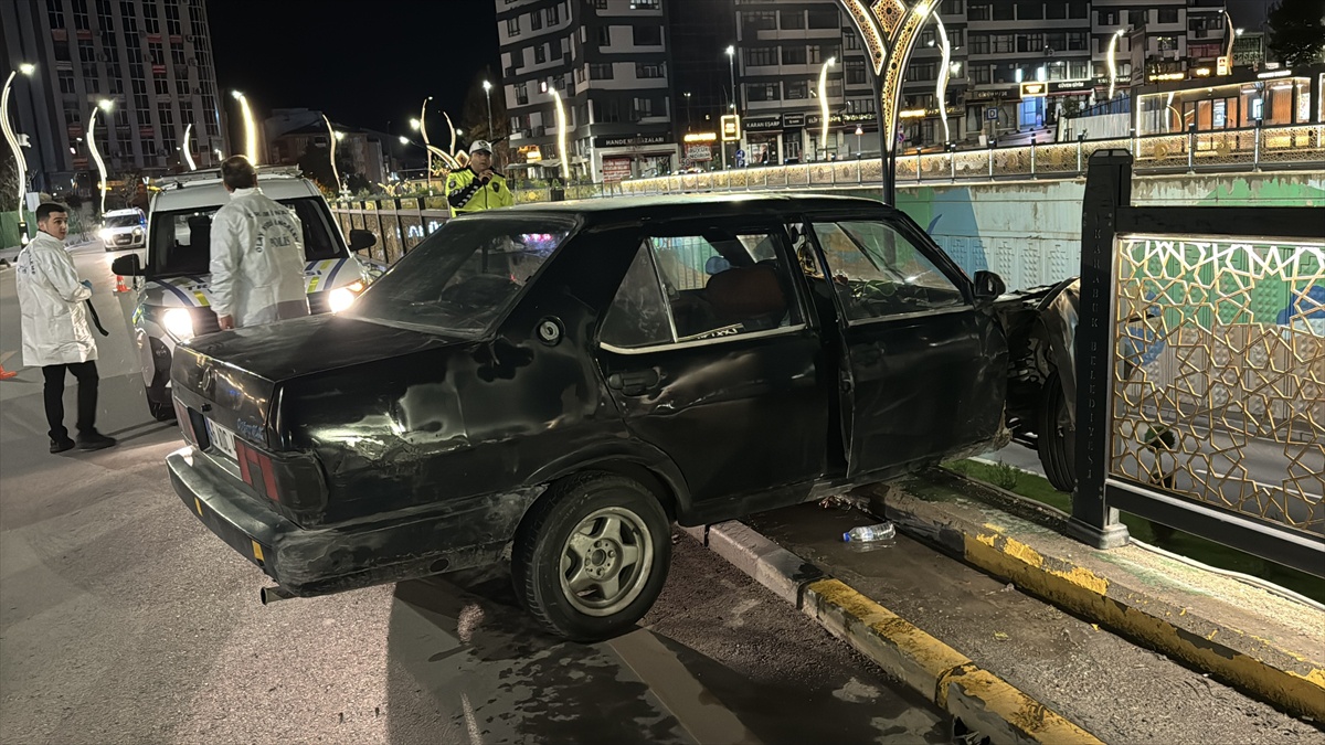 Karabük Ergenekon\'da otomobil korkuluklara çarptı, sürücü yaralandı