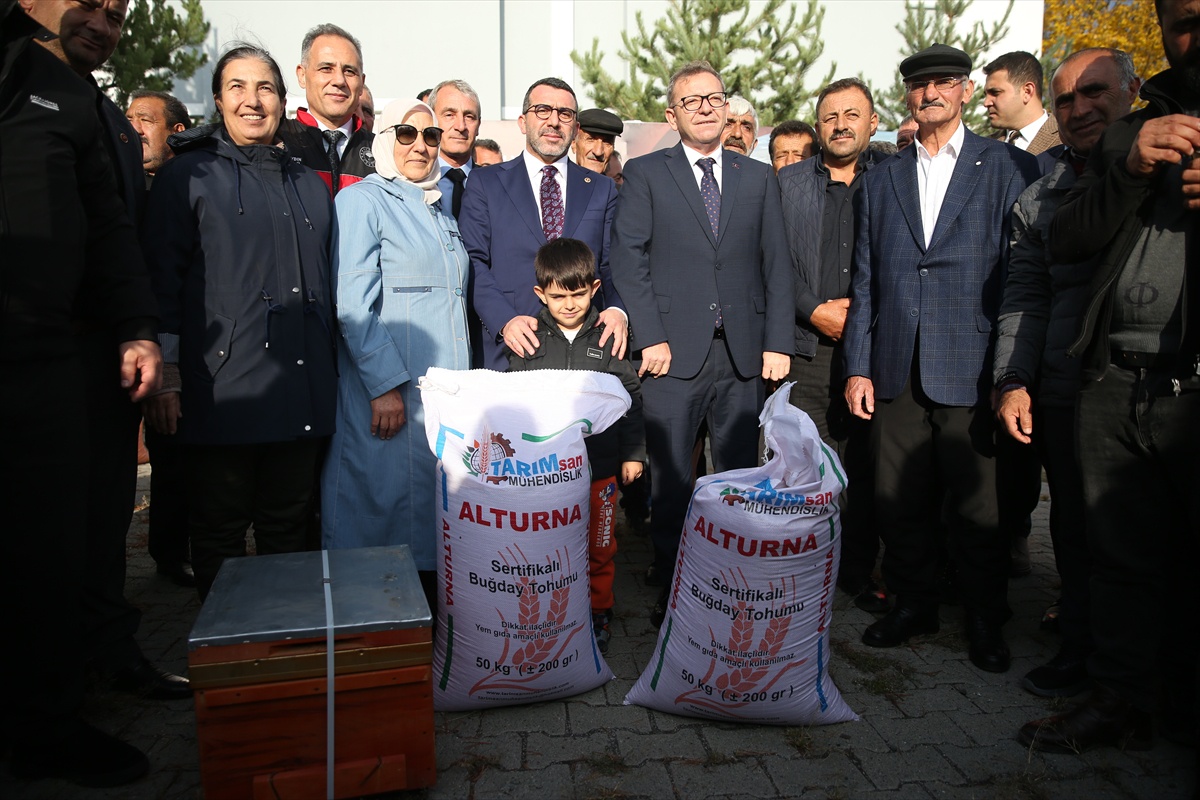 Kars\'ta afetzede üreticilere tohum ve arı kovanı desteği