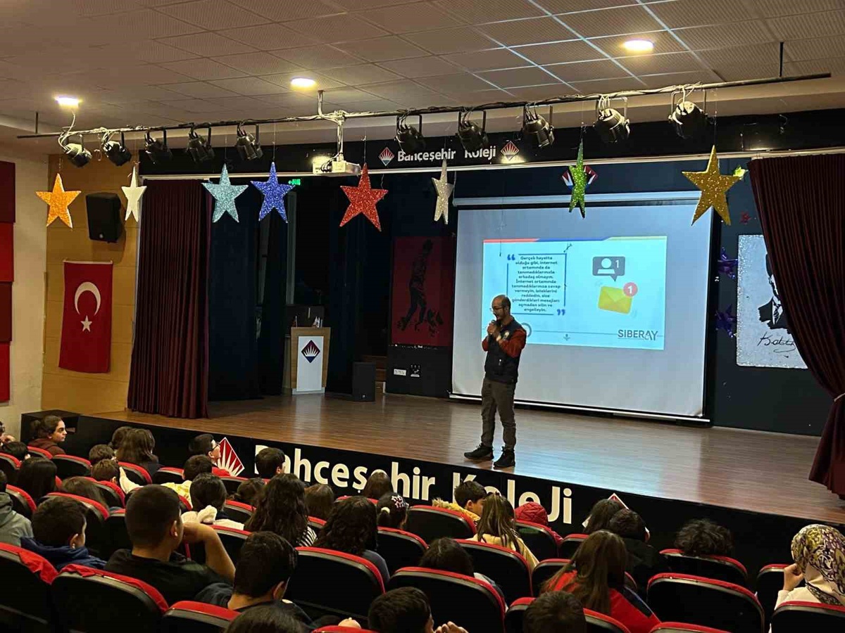 Kars Emniyeti Bahçeşehir Kolejinde öğrencilere siber zorbalık semineri düzenledi