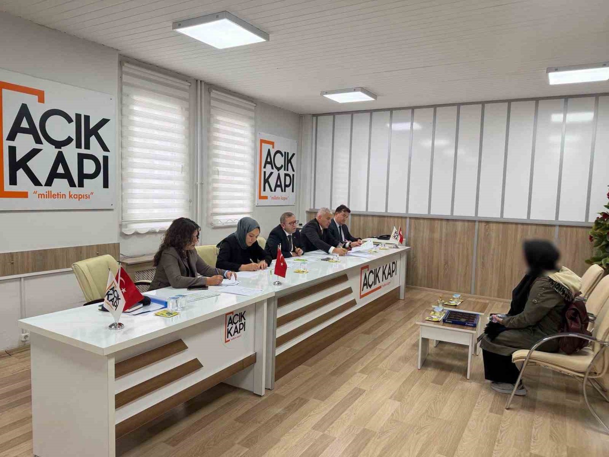 Kars Valisi Polat, Açık Kapı\'da vatandaşları kabul edip kurumlara talimat verdi