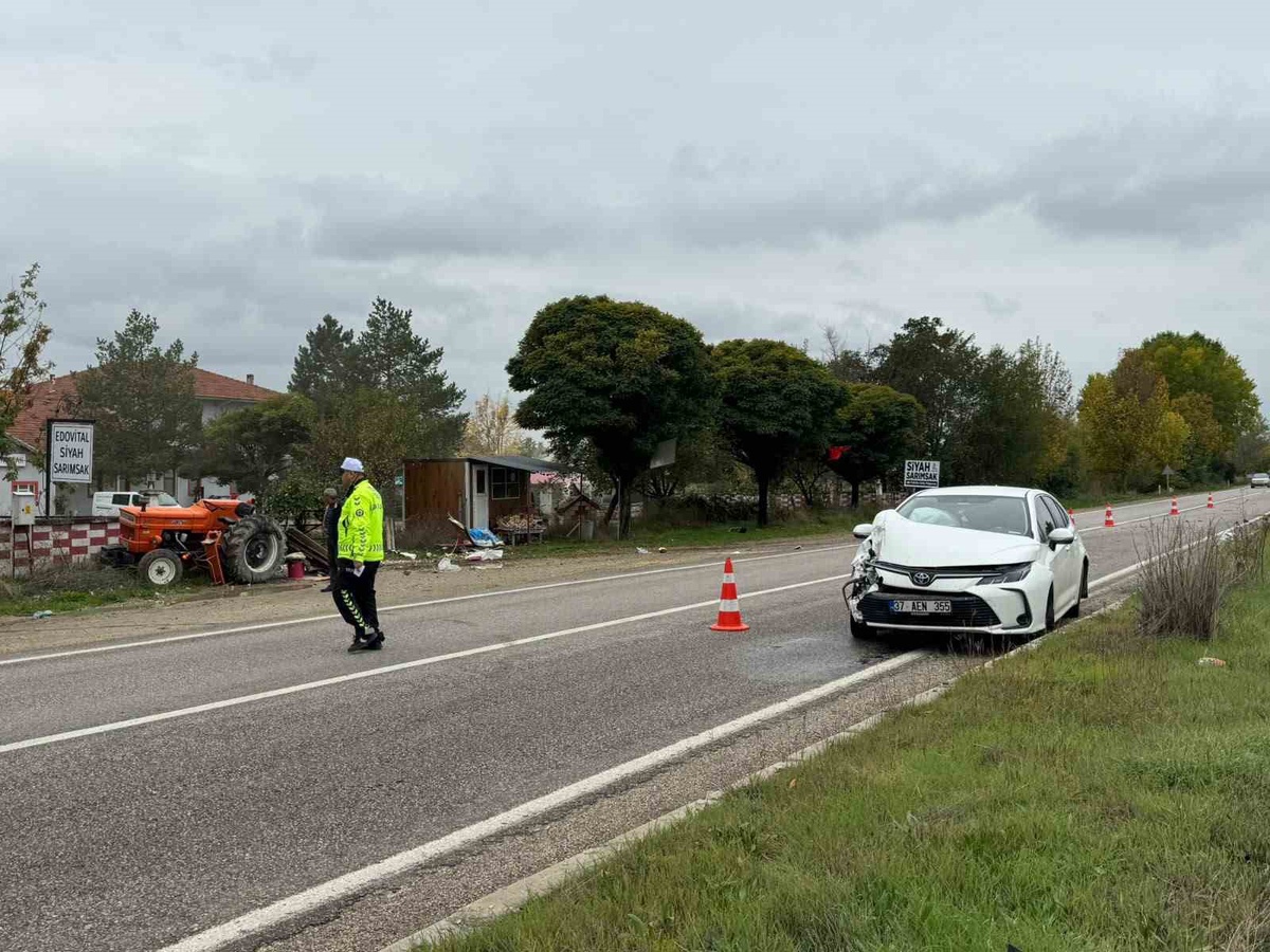 Kastamonu Taşköprü\'de traktöre arkadan çarpan otomobilin sürücüsü yaralandı