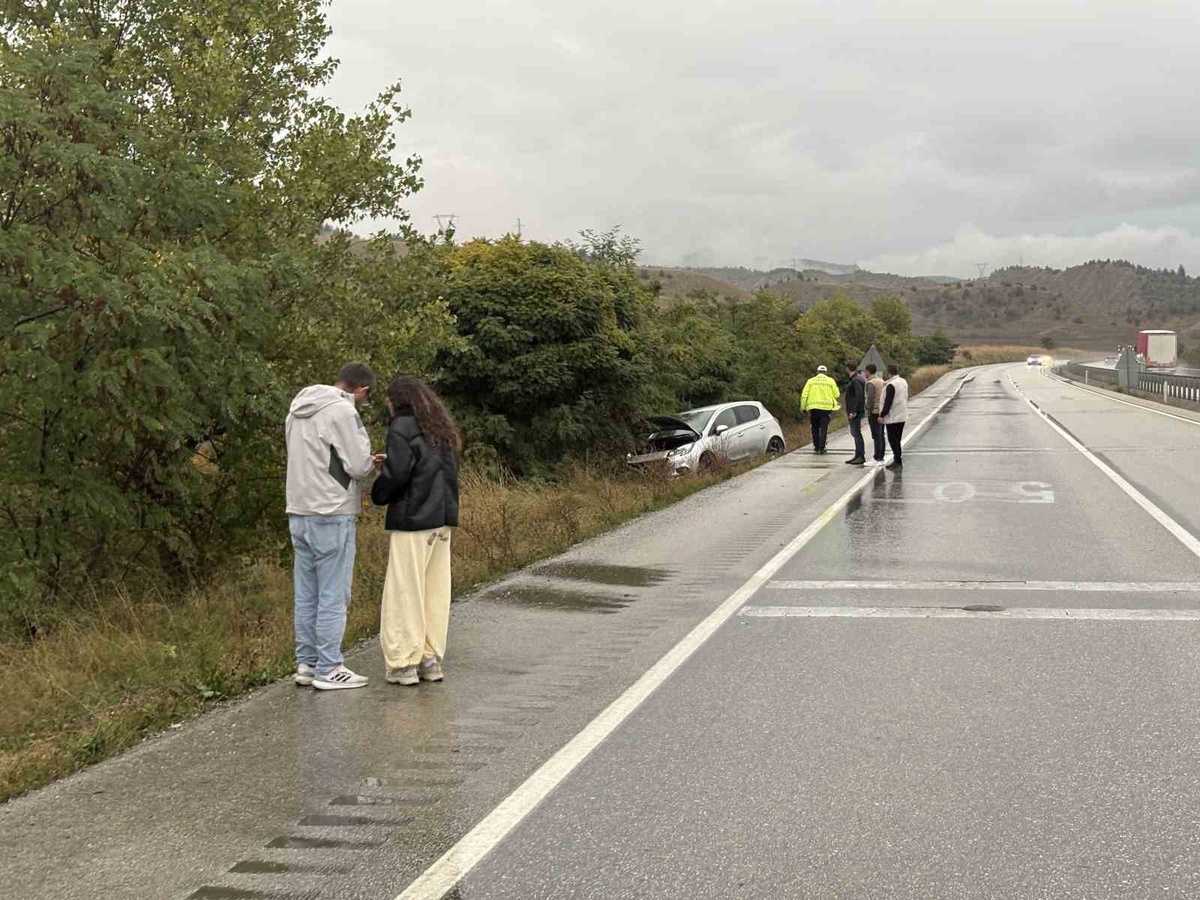 Kastamonu Tosya\'da D100\'de iki kazada yardım eden minibüse araç çarptı, yaralanan yok