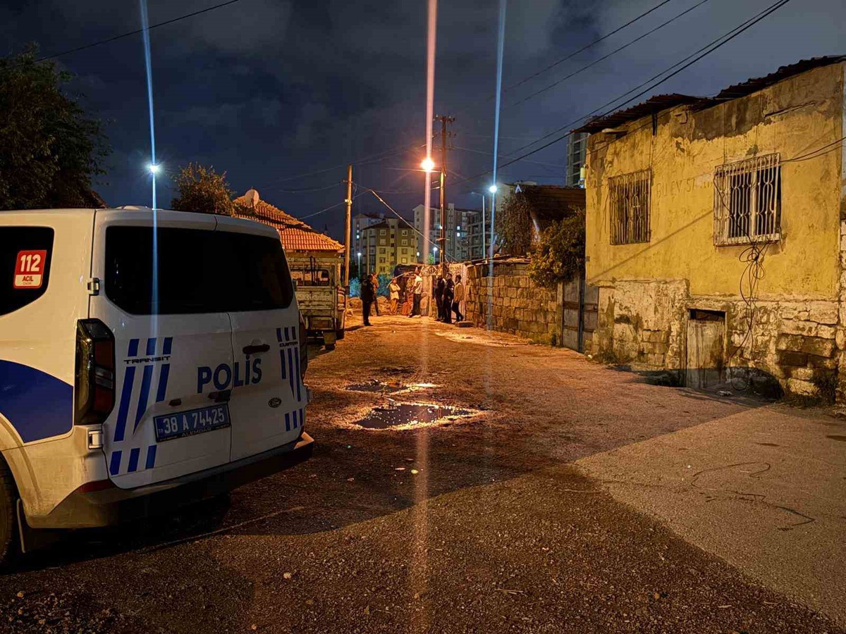 Kayseri\'de priz tamir ederken akıma kapılan 20 yaşındaki genç hastaneye kaldırıldı
