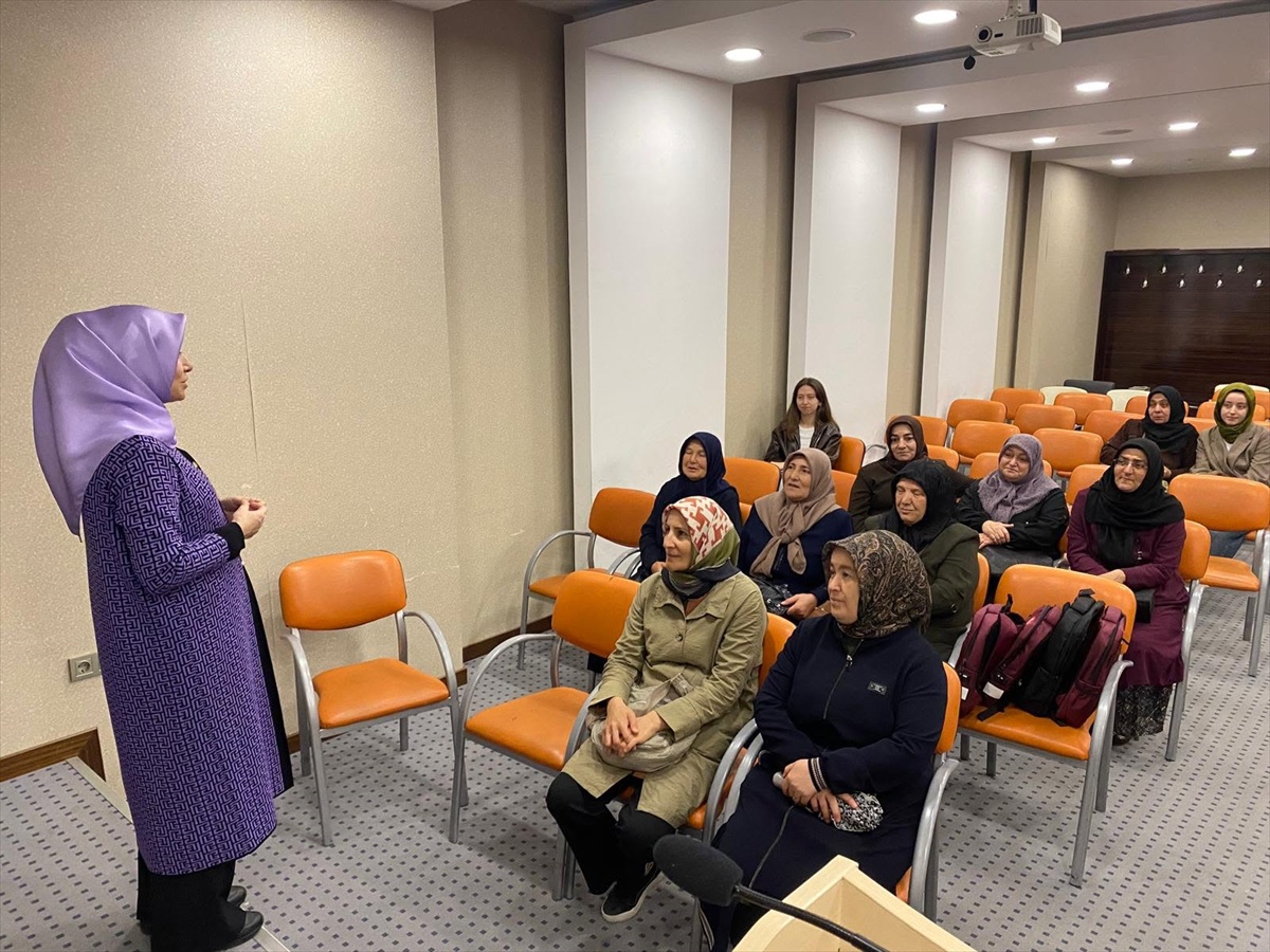 Kırıkkale\'de umreye gideceklere İl Müftülüğü Dersliği\'nde seminer düzenlendi.