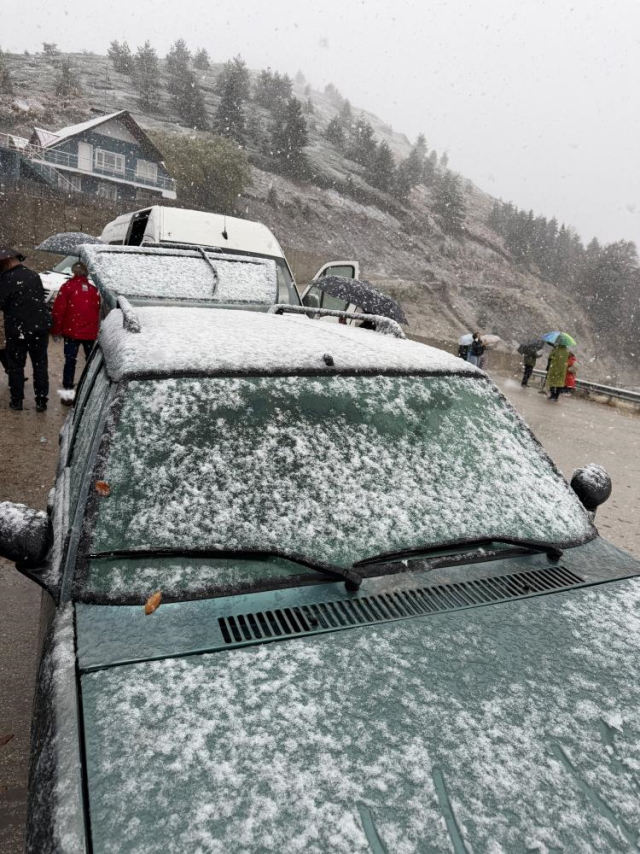 Bolu'da Yedigöller Milli Parkı'na mevsimin ilk karı düştü, park yolunda kısa sürdü