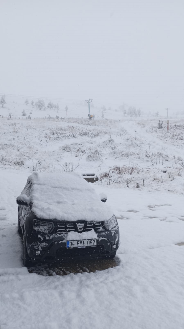 Bolu'da Yedigöller Milli Parkı'na mevsimin ilk karı düştü, park yolunda kısa sürdü
