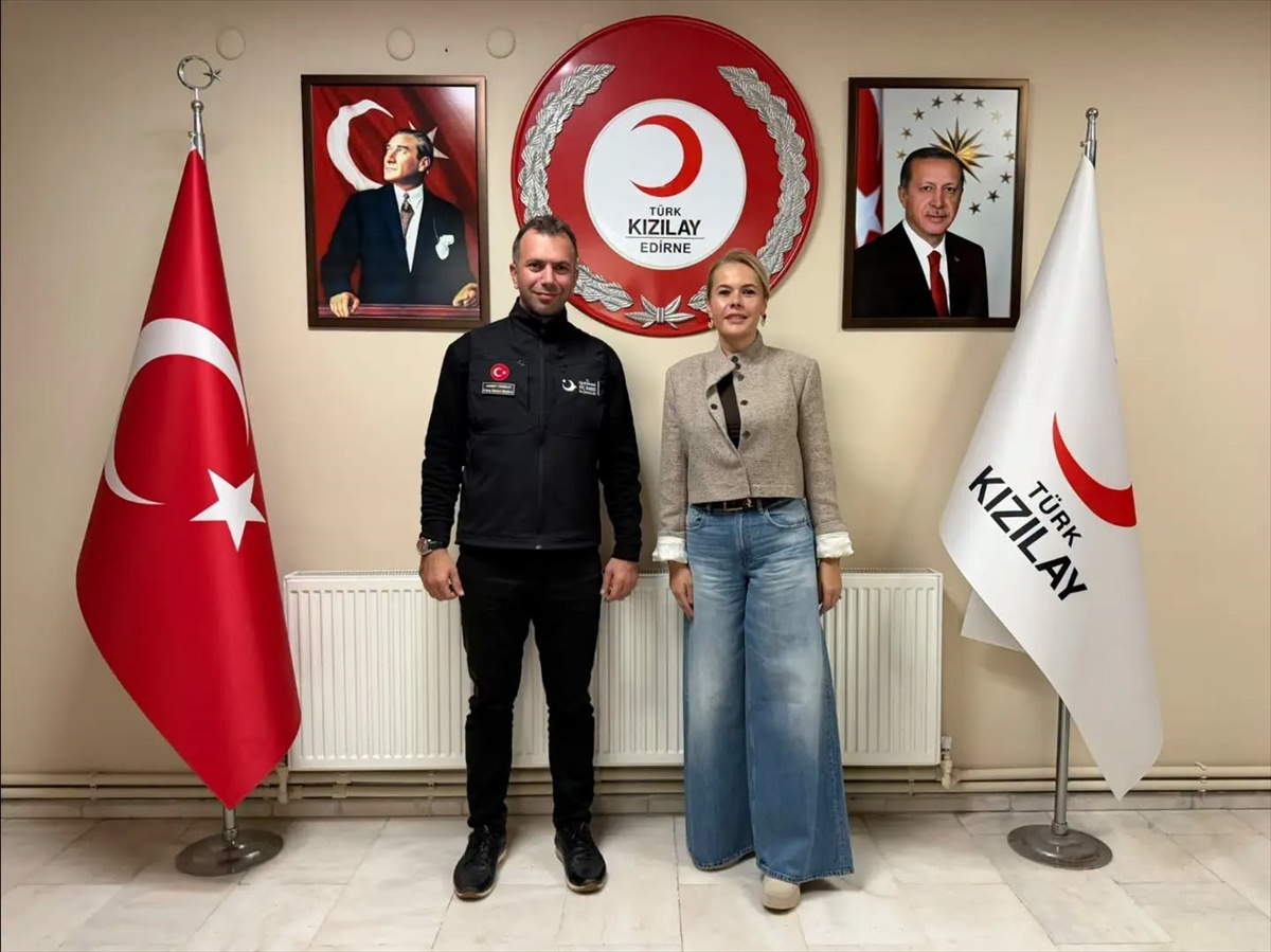 Depremzede öğrenci Kızılay Edirne Şubesi\'nde ağırlandı, hediye verildi
