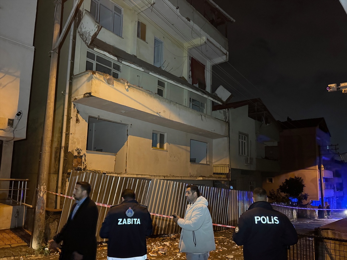 Kocaeli Darıca\'da metruk binanın balkonu yıkıldı, belediye binayı yıkacak