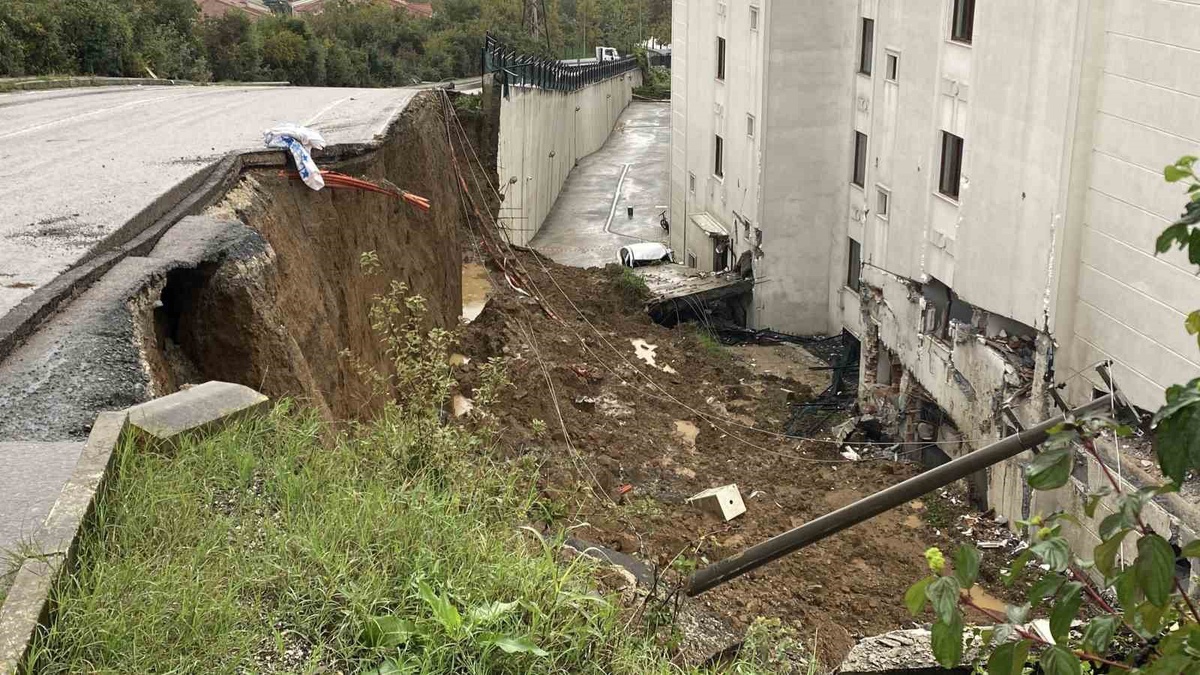 Kocaeli Gölcük\'te sağanak sonrası çöken istinat duvarı bölgesinde incelemeler sürüyor