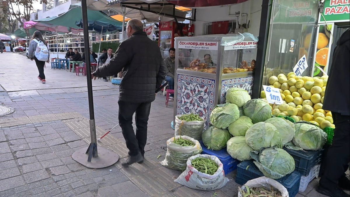 Kütahya\'da kılavuz yolları kapatan araç ve tezgahlar görme engellileri zorluyor
