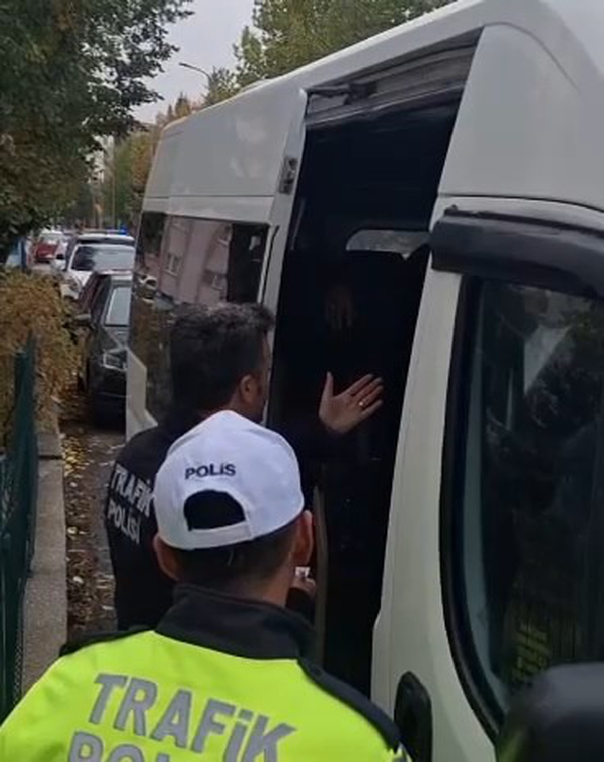 Kütahya\'da 5 özel ihtiyaçlı öğrencinin servis sürücüsü dur ihtarına uymayıp kaçtı