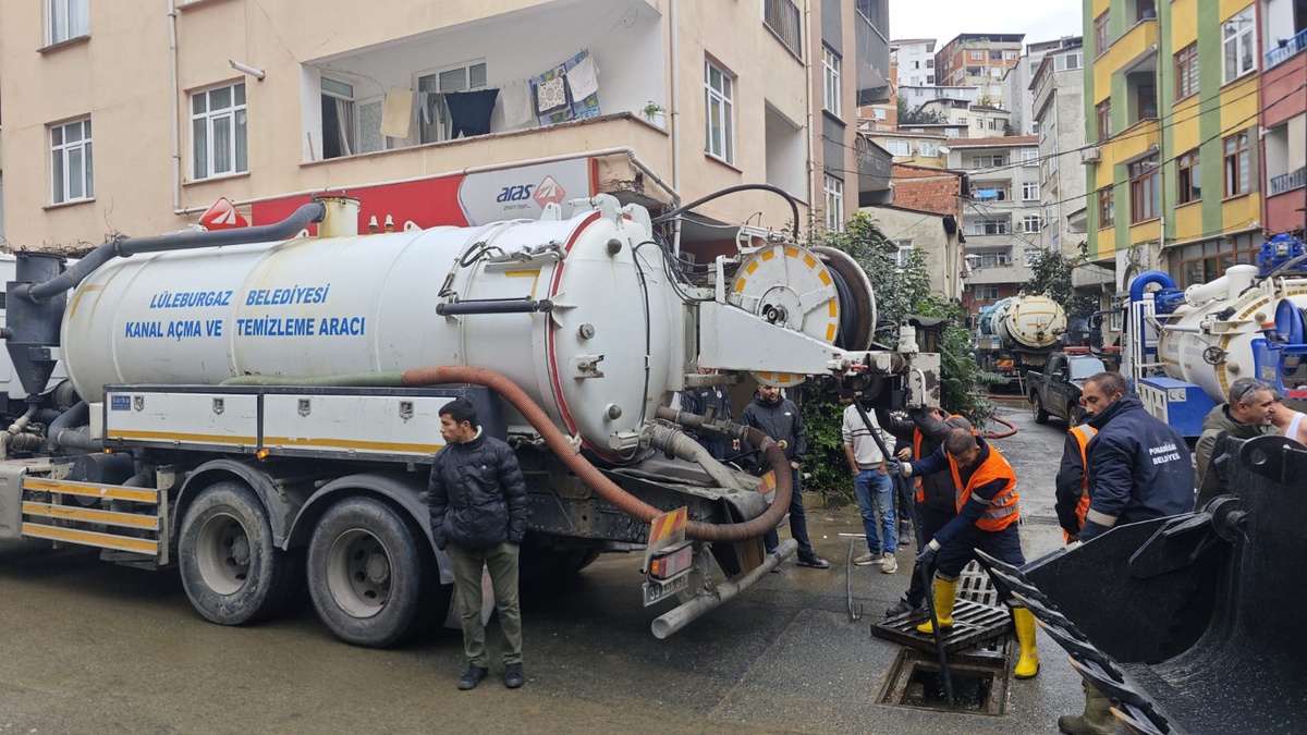 Lüleburgaz Belediyesi, Sarıyer\'deki sel çalışmalarına temizleme aracıyla destek verdi